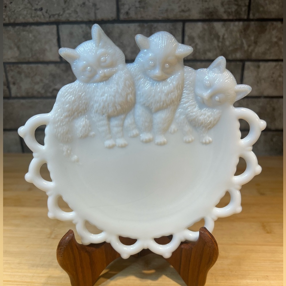 Vintage 1960s Westmoreland Milk Glass Plate “Three Kittens” Open Lace Edge 7”